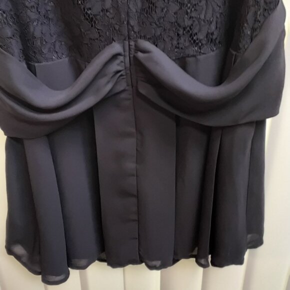 22W Roamans Black Laced Overlay Peplum Blouse - Picture 6 of 7
